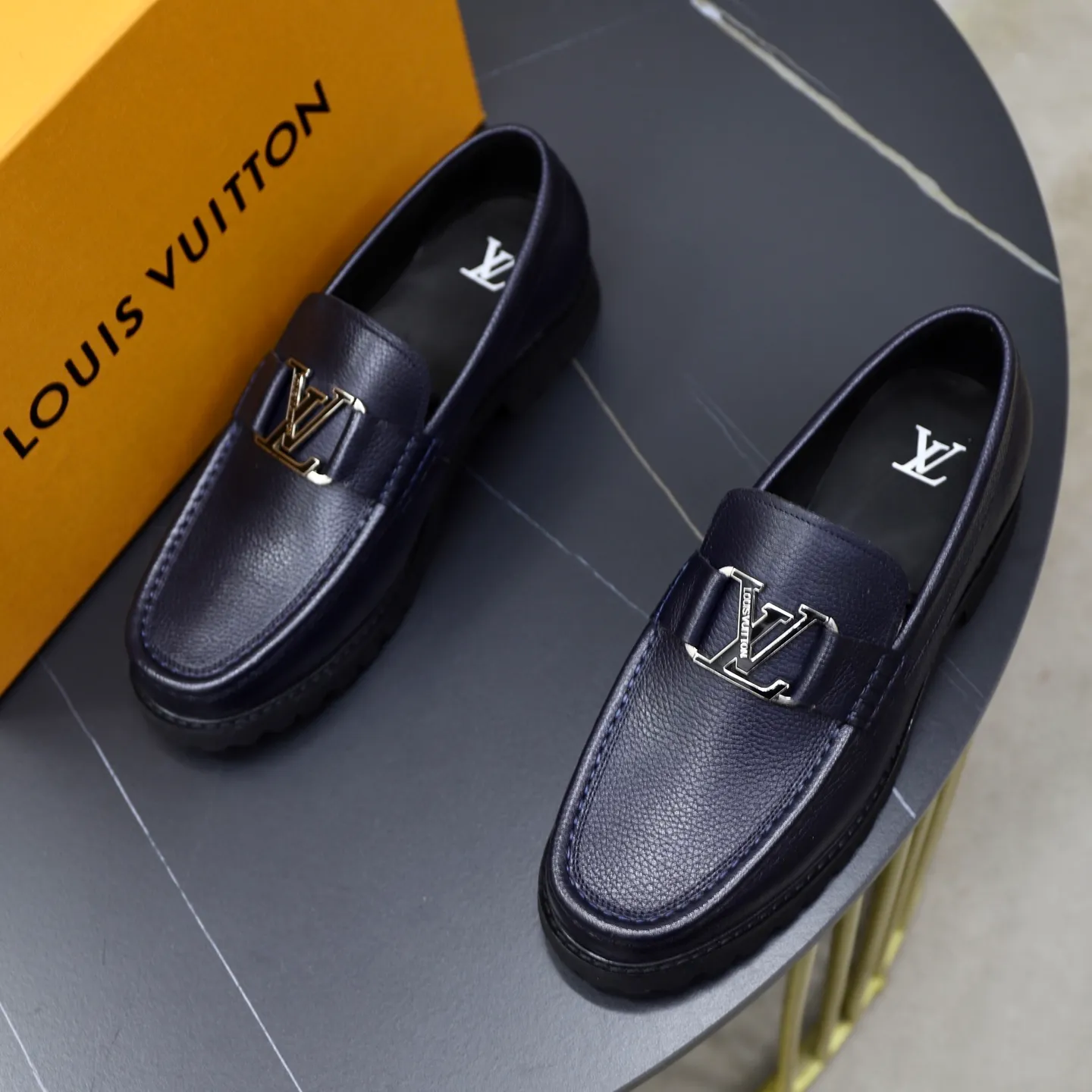 Ex-factory price: 600💰Louis Vuitton LV men's classic Oxford shoes, men's business formal boutique leather shoes, classic style, almond kernel exquisite toe, ultimate art, the whole shoe is made of imported cow leather (open edge beads), carefully selected, fine pores, excellent gloss, soft texture, strong toughness, durable and not easy to deform, apricot fetal cowhide leather lining, soft and comfortable, sweat-absorbent and breathable. Foam outsole, original box and dust bag packaging! Size: 38–44 (45/46 customized)